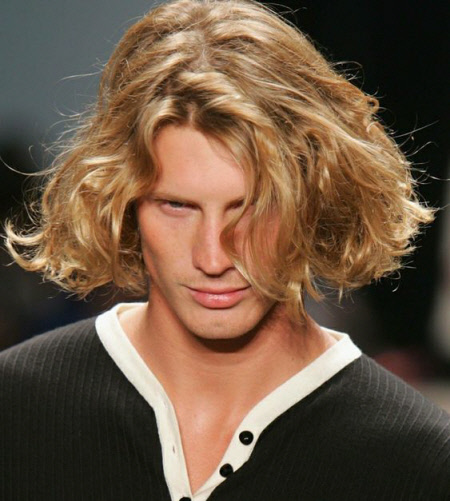 Чоловічі багатошарові стрижки на довге волосся