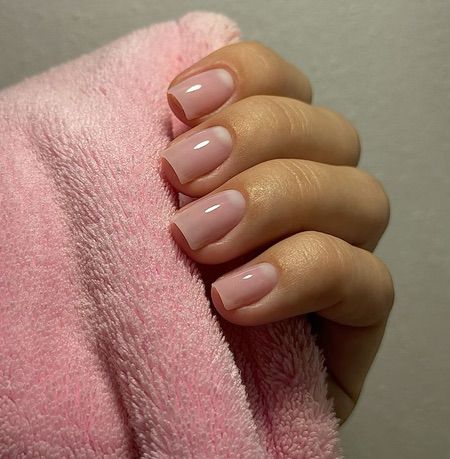 Манікюр у стилі мінімалізм