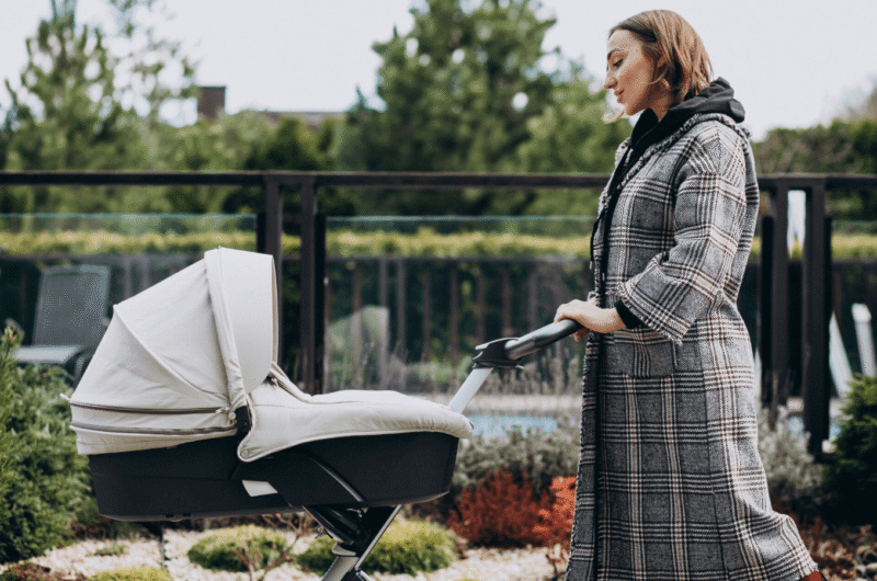 Белая детская коляска