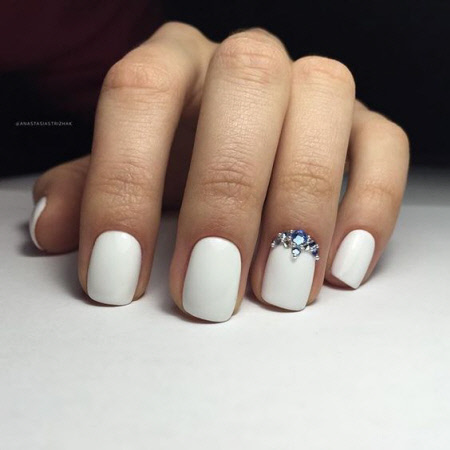 Білий манікюр із дизайном: модні тренди