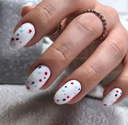 Білий манікюр із дизайном: модні тренди