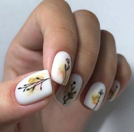 Білий манікюр квітами та листям