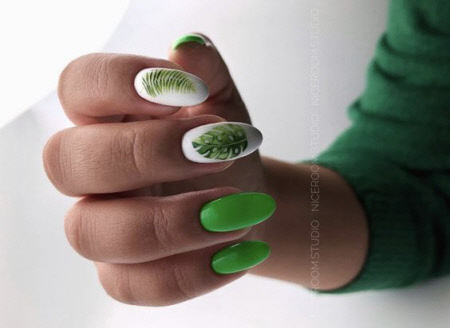 Білий та зелений манікюр