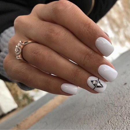 Білий манікюр із дизайном: модні тренди