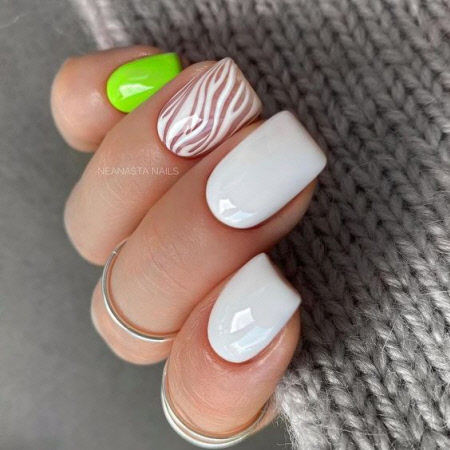 Білий та зелений манікюр