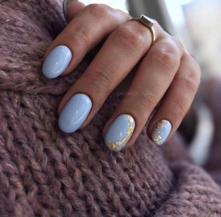 Блакитний манікюр із золотом