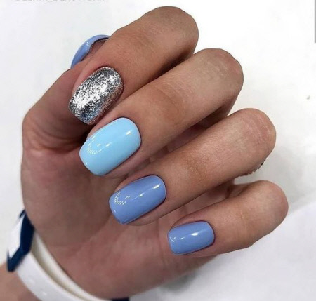 Блакитний манікюр зі сріблом