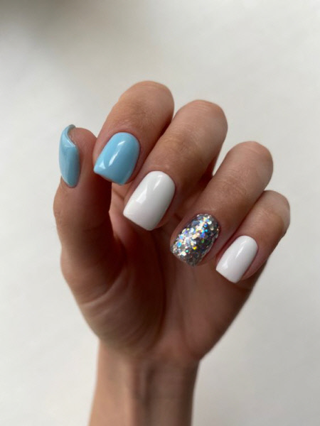 Білий та блакитний манікюр