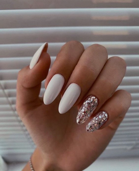 Білий манікюр з блискітками