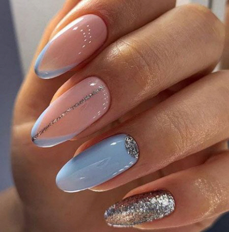 Блакитний манікюр зі сріблом