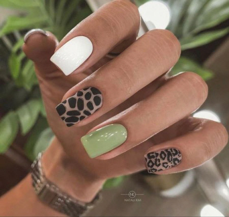 Ідеї білого манікюру з тваринним принтом
