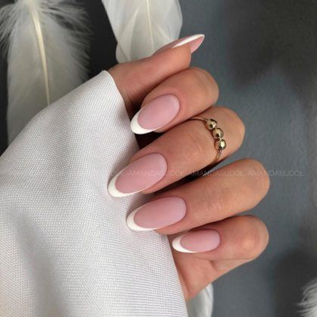 Білий французький манікюр