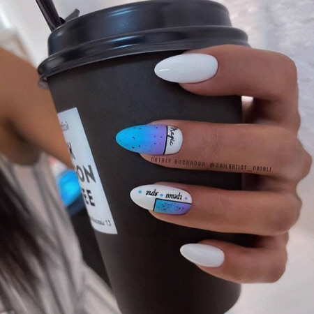 Білий та блакитний манікюр