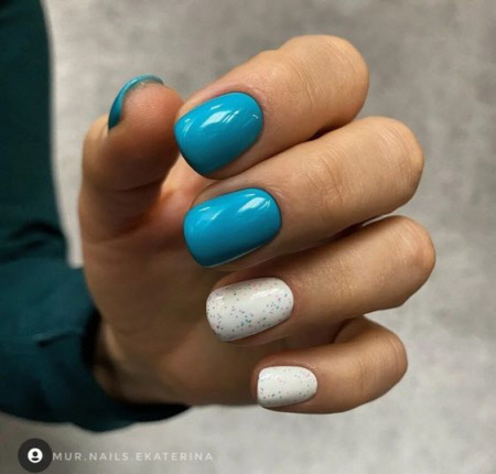 Фото новинки красивого манікюру на короткі нігті.