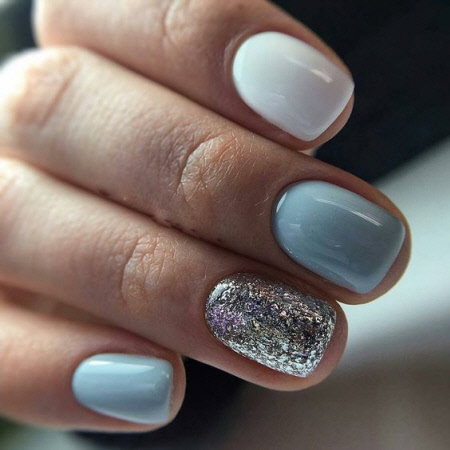 Блакитний манікюр зі сріблом
