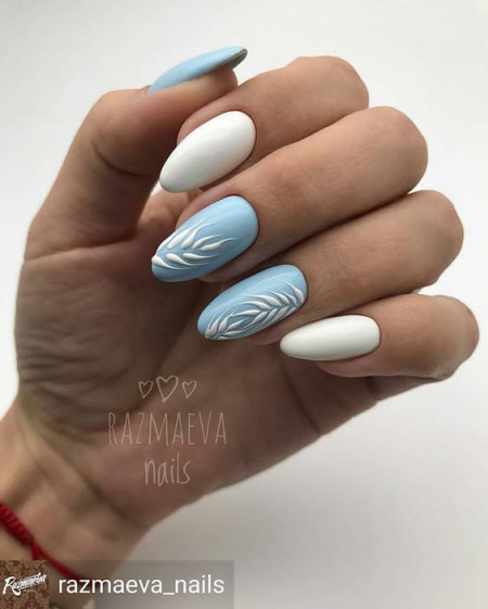 Білий та блакитний манікюр