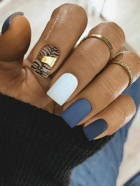 Білий манікюр із фольгою