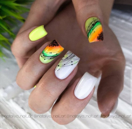 Білий манікюр із фруктами