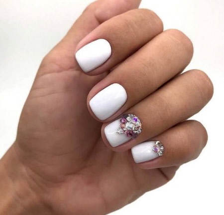 Білий манікюр із дизайном: модні тренди