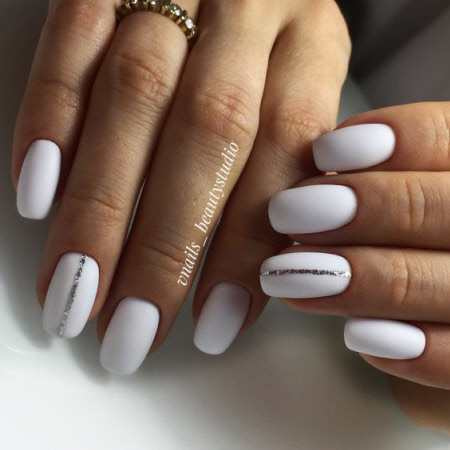 Білий манікюр з блискітками