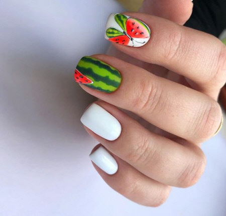 Білий манікюр із фруктами