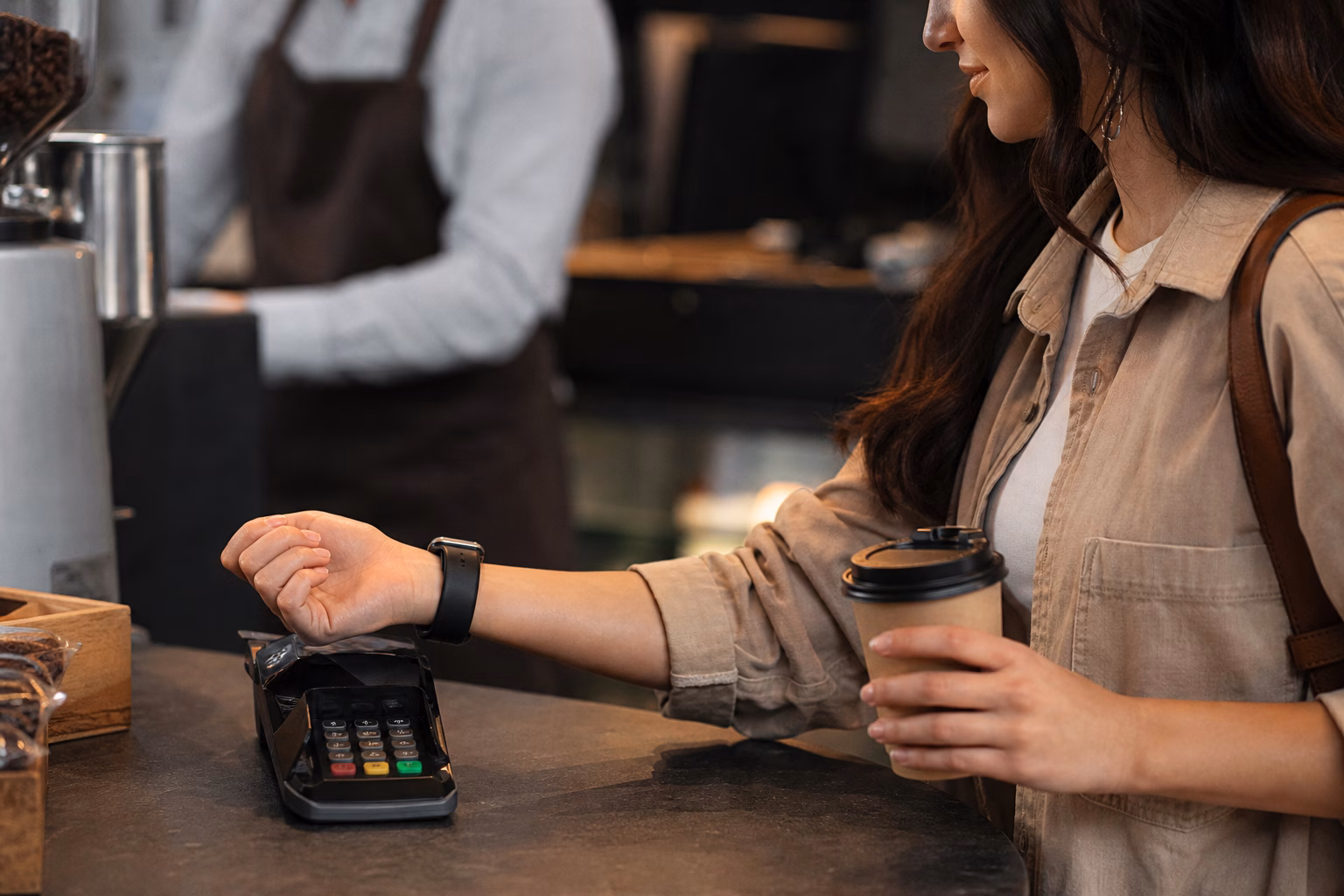Оплата покупки смарт-часами с NFC в кофейне