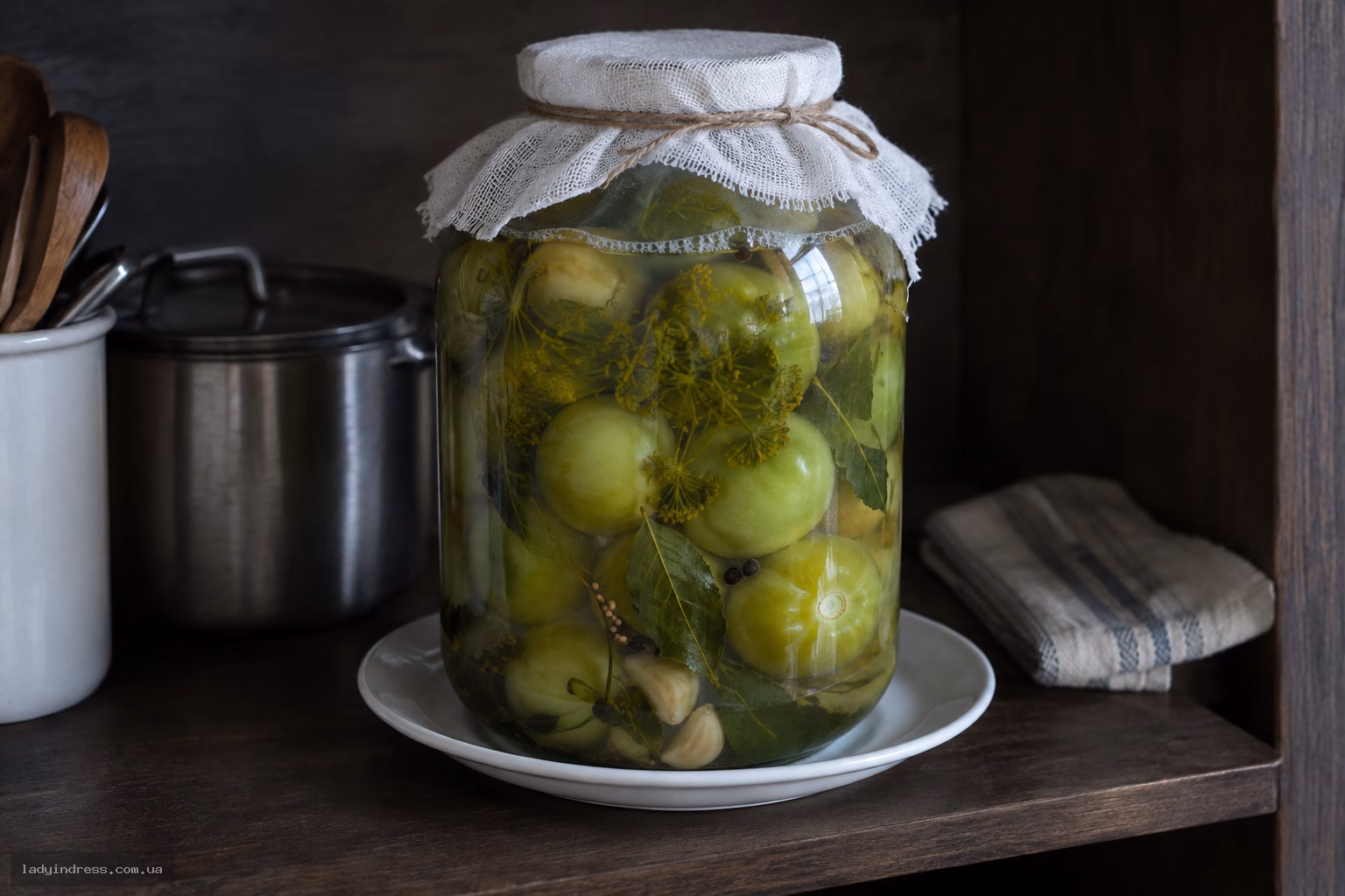 Банка з помідорами накрита марлею для бродіння